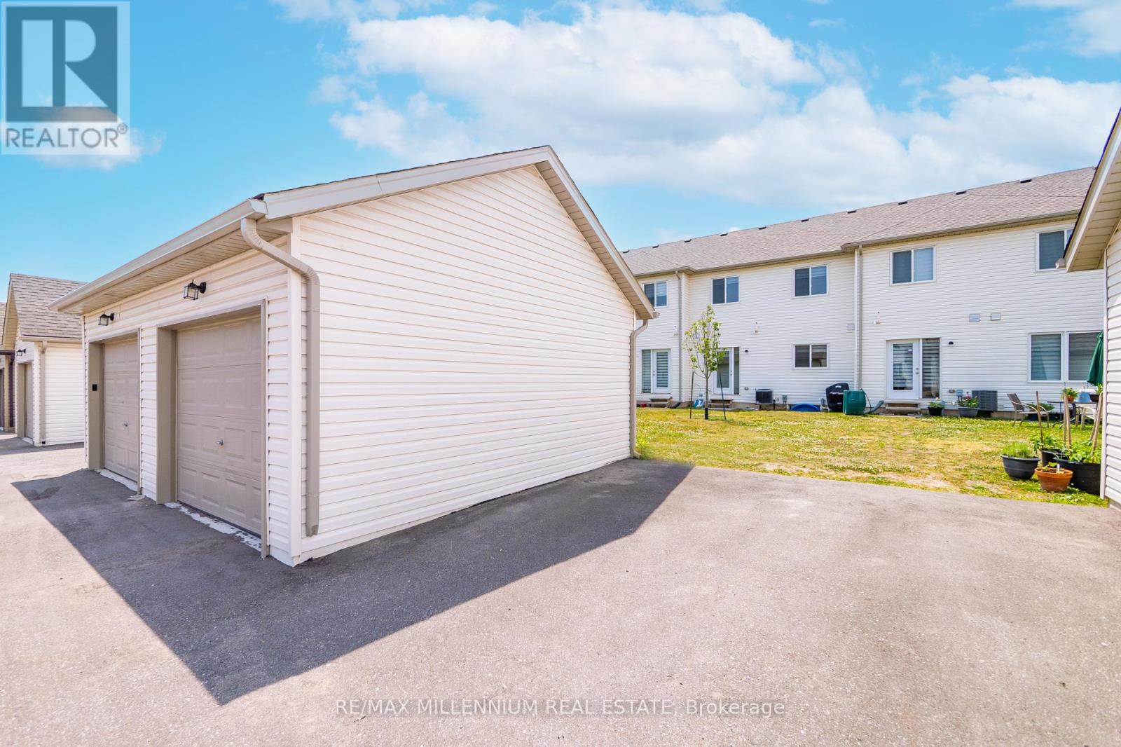 Photo 2 of 19 Perenack Avenue, Welland ON
