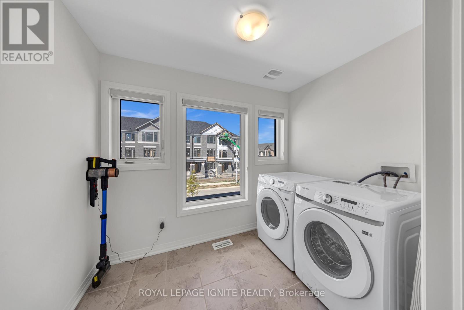 Photo 23 of 163 Spitfire Drive, Hamilton ON