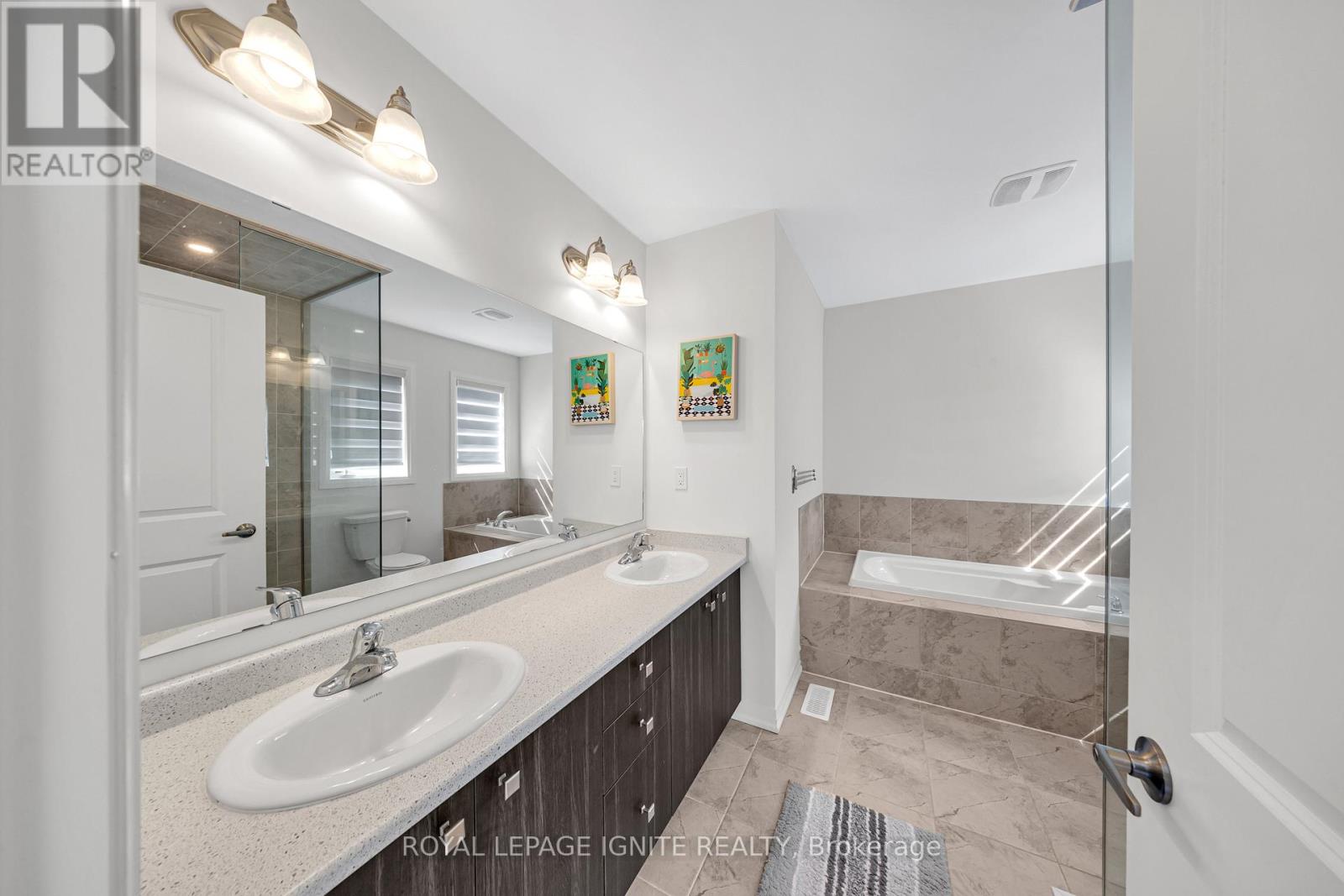 Photo 32 of 163 Spitfire Drive, Hamilton ON