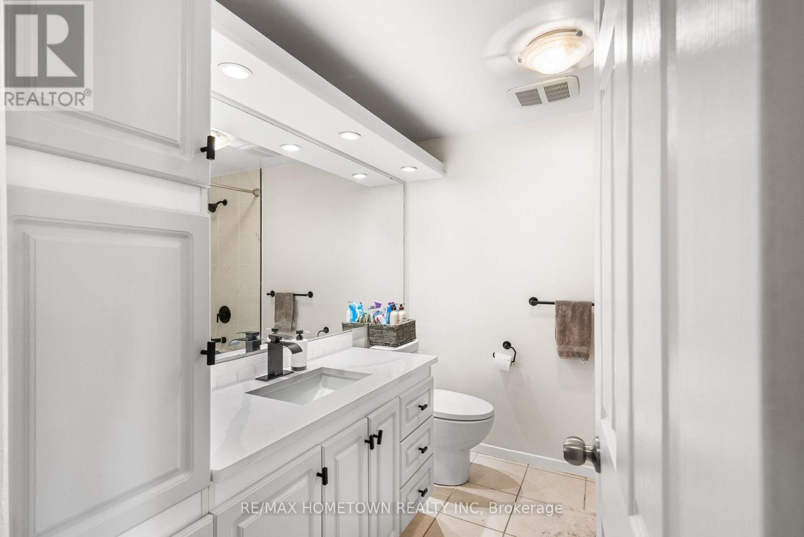Photo 11 of 8 B Sonnet Crescent, Ottawa ON