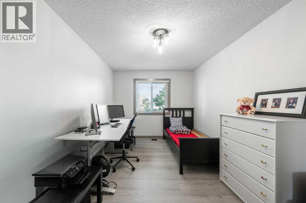 Photo 1 of 4409 33 Avenue Sw, Calgary AB