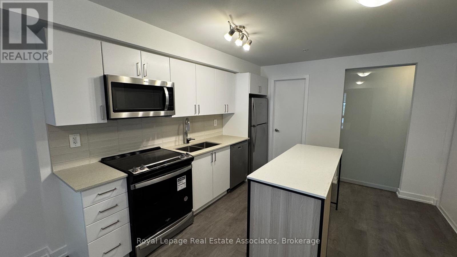 Photo 2 of 103 1650 Victoria Park Avenue, Toronto ON