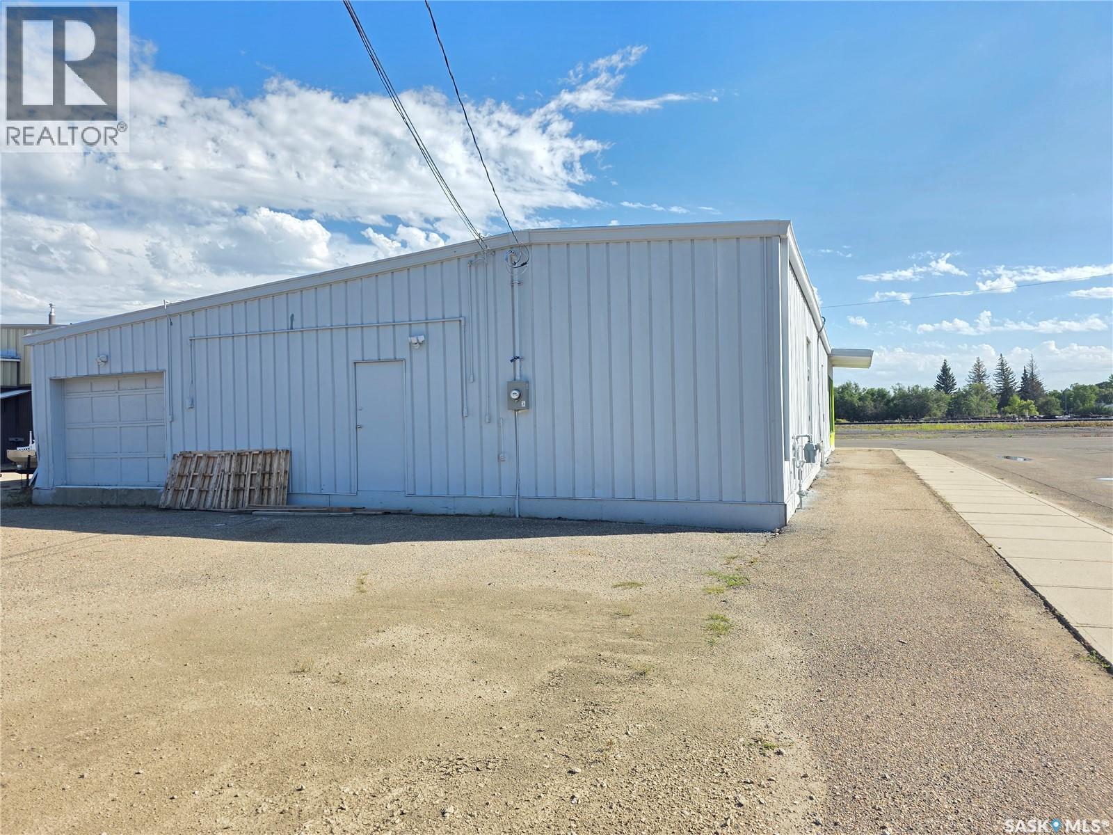 Photo 9 of 401 North Railway Street E, Swift Current SK