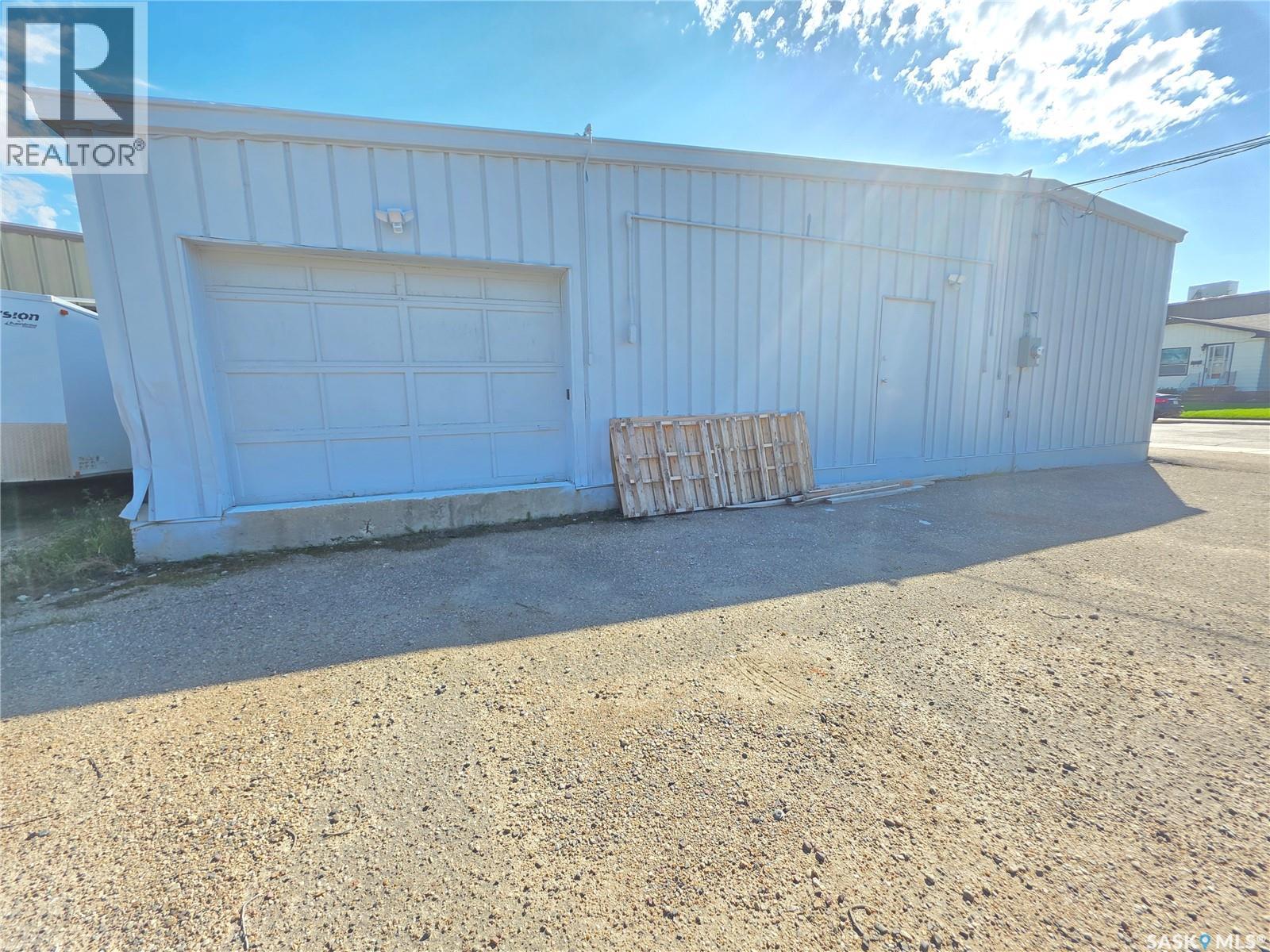Photo 16 of 401 North Railway Street E, Swift Current SK