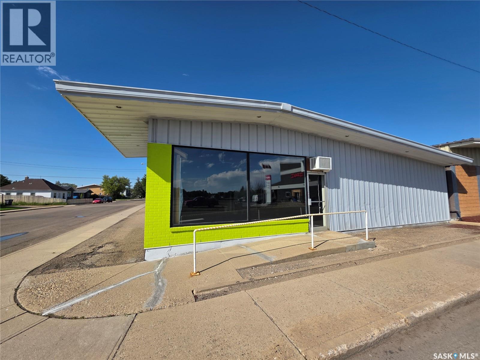 Photo 2 of 401 North Railway Street E, Swift Current SK
