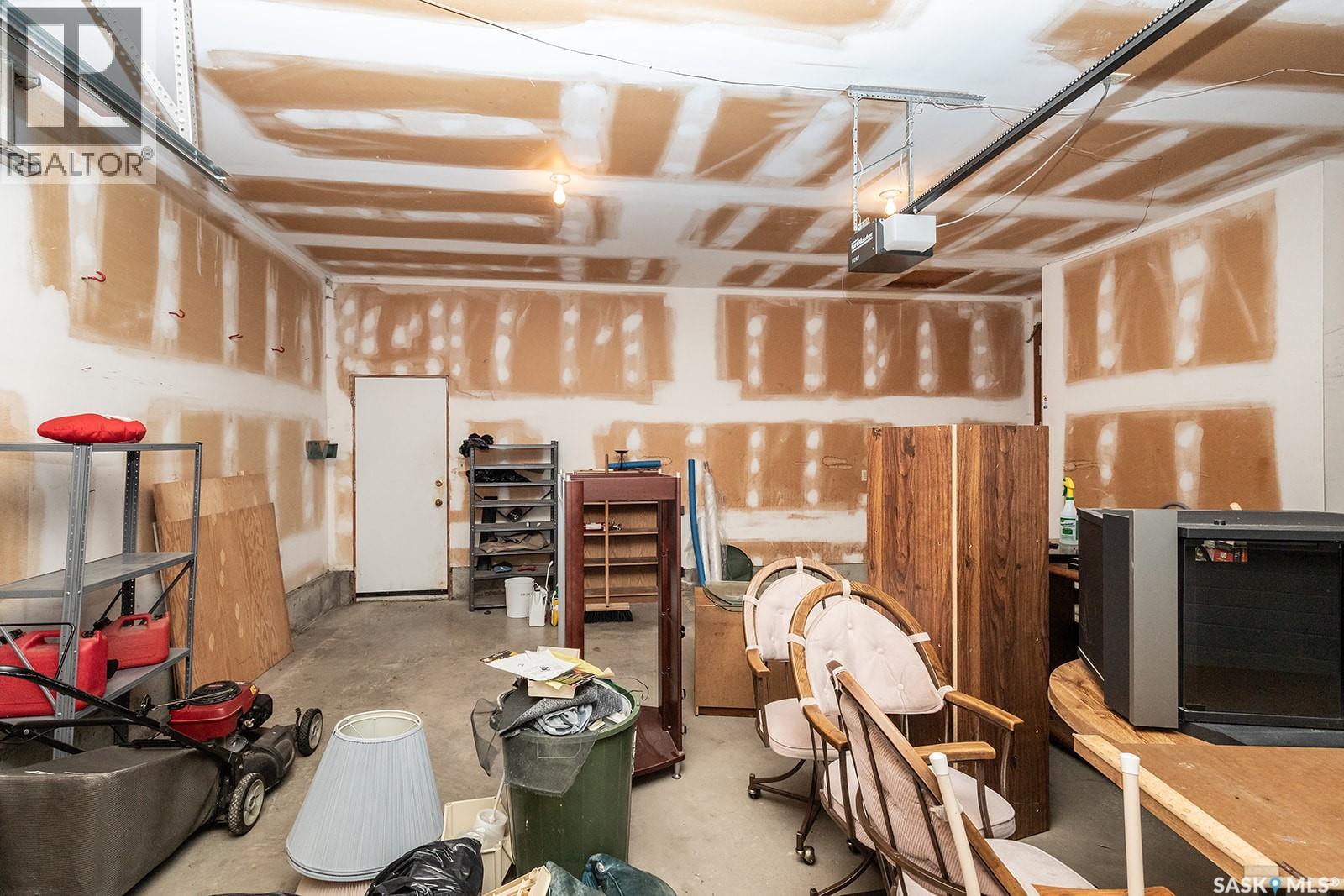 Photo 5 of 634 Nesslin Crescent, Saskatoon SK