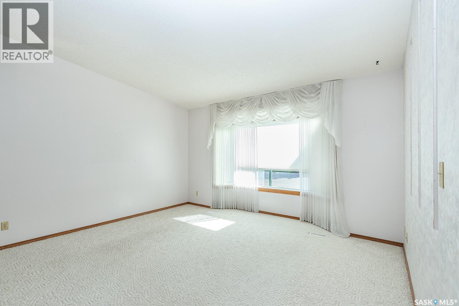Photo 2 of 634 Nesslin Crescent, Saskatoon SK