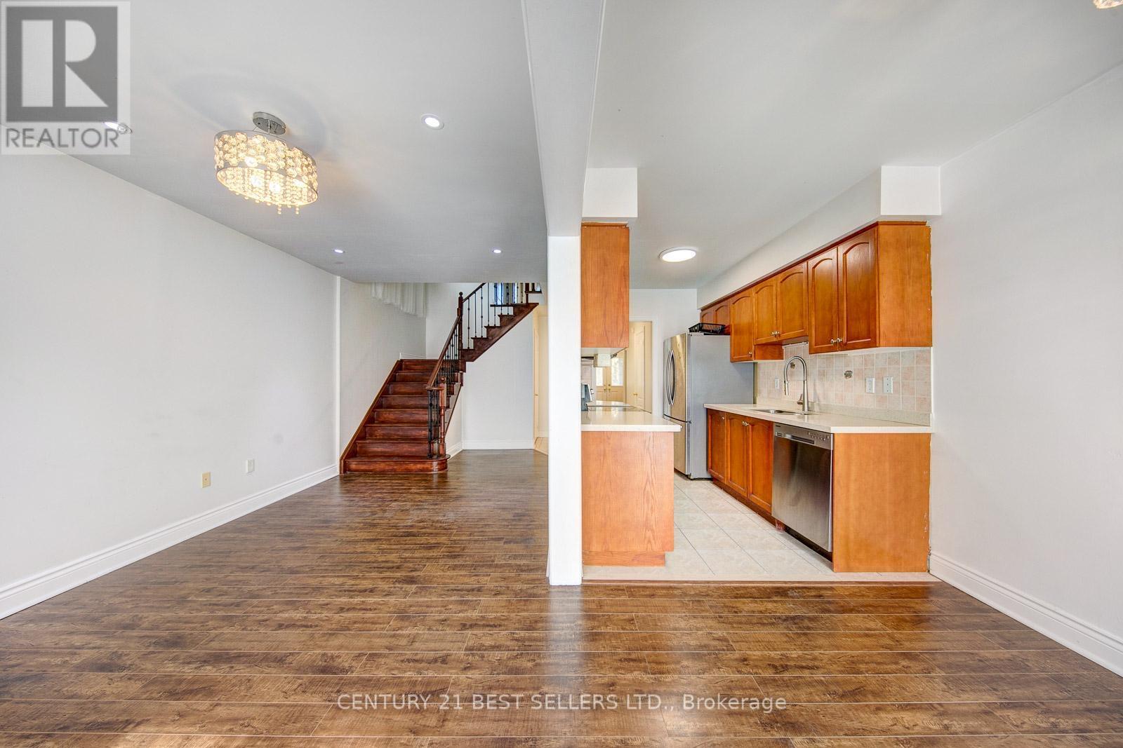 Photo 8 of 189 Warwick Crescent, Newmarket ON
