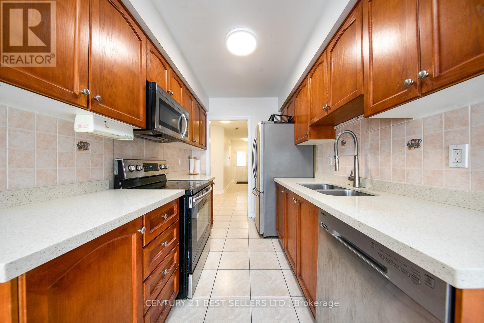 Photo 16 of 189 Warwick Crescent, Newmarket ON