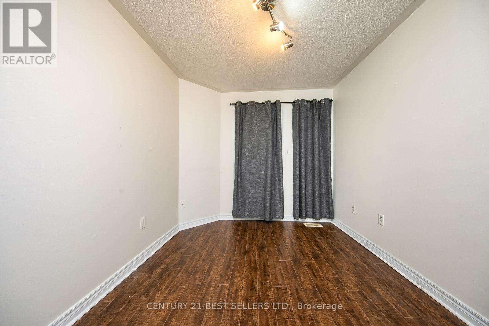 Photo 9 of 189 Warwick Crescent, Newmarket ON