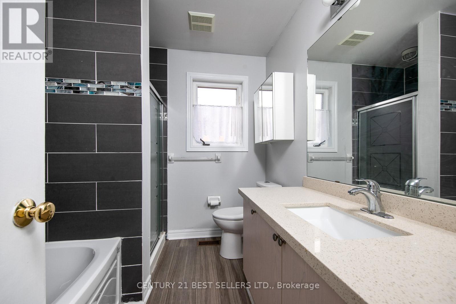 Photo 19 of 189 Warwick Crescent, Newmarket ON