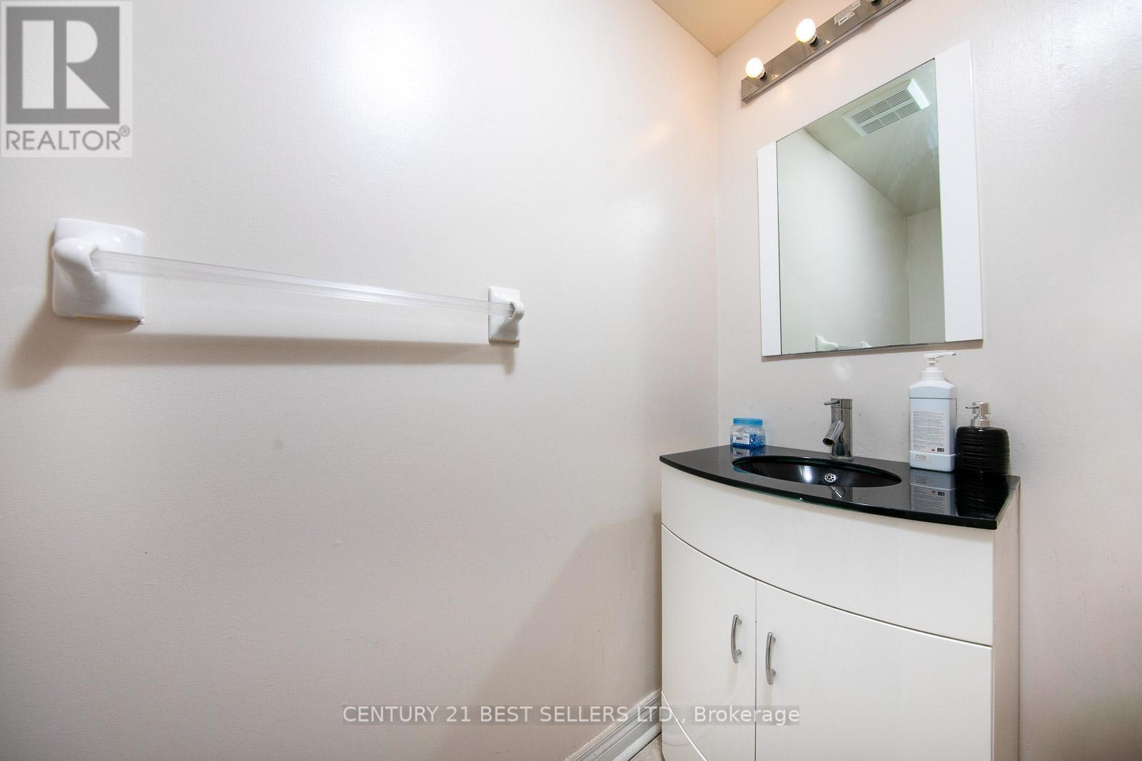 Photo 5 of 189 Warwick Crescent, Newmarket ON