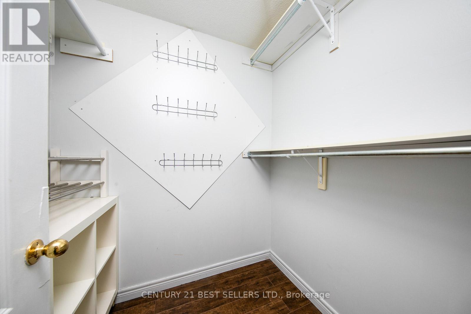 Photo 11 of 189 Warwick Crescent, Newmarket ON