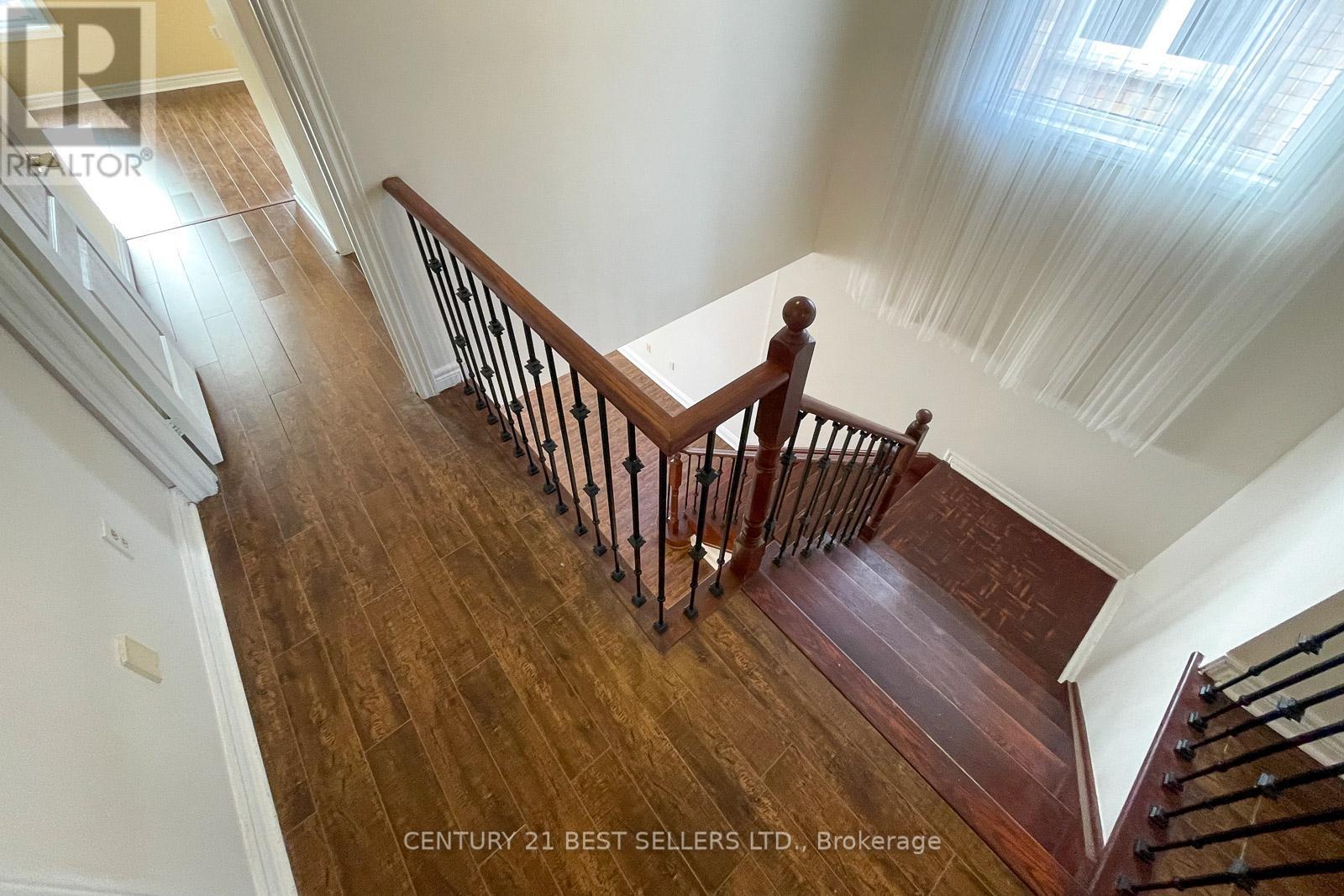 Photo 18 of 189 Warwick Crescent, Newmarket ON