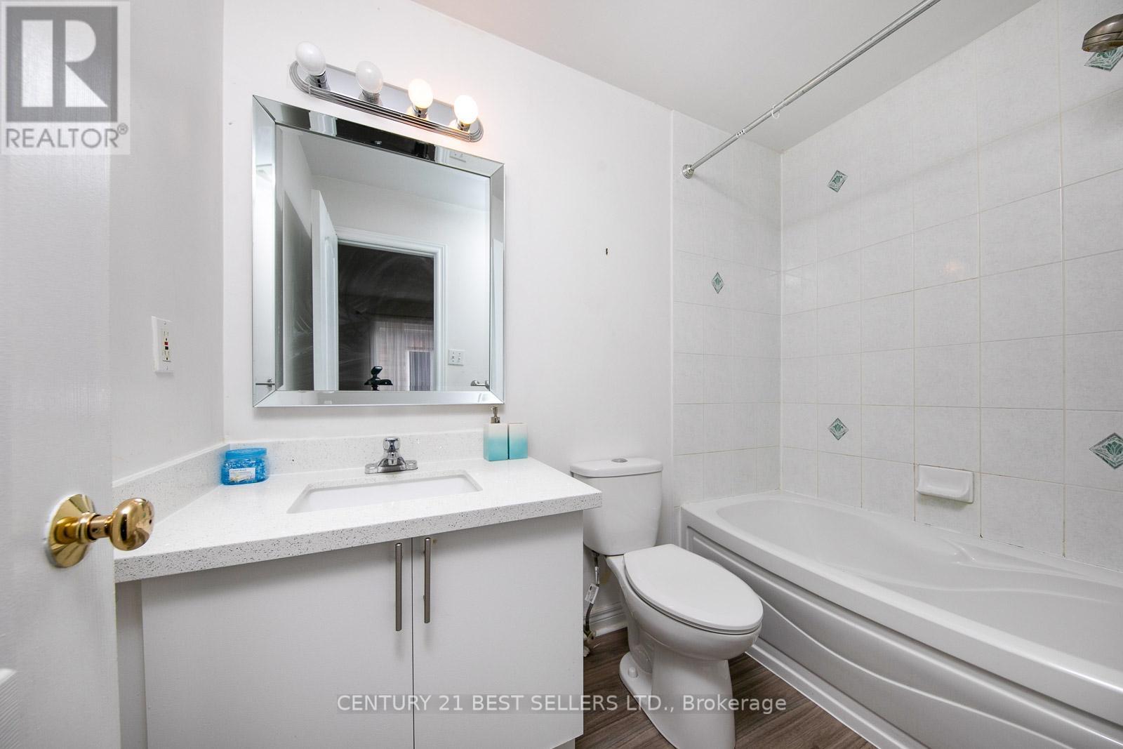 Photo 12 of 189 Warwick Crescent, Newmarket ON