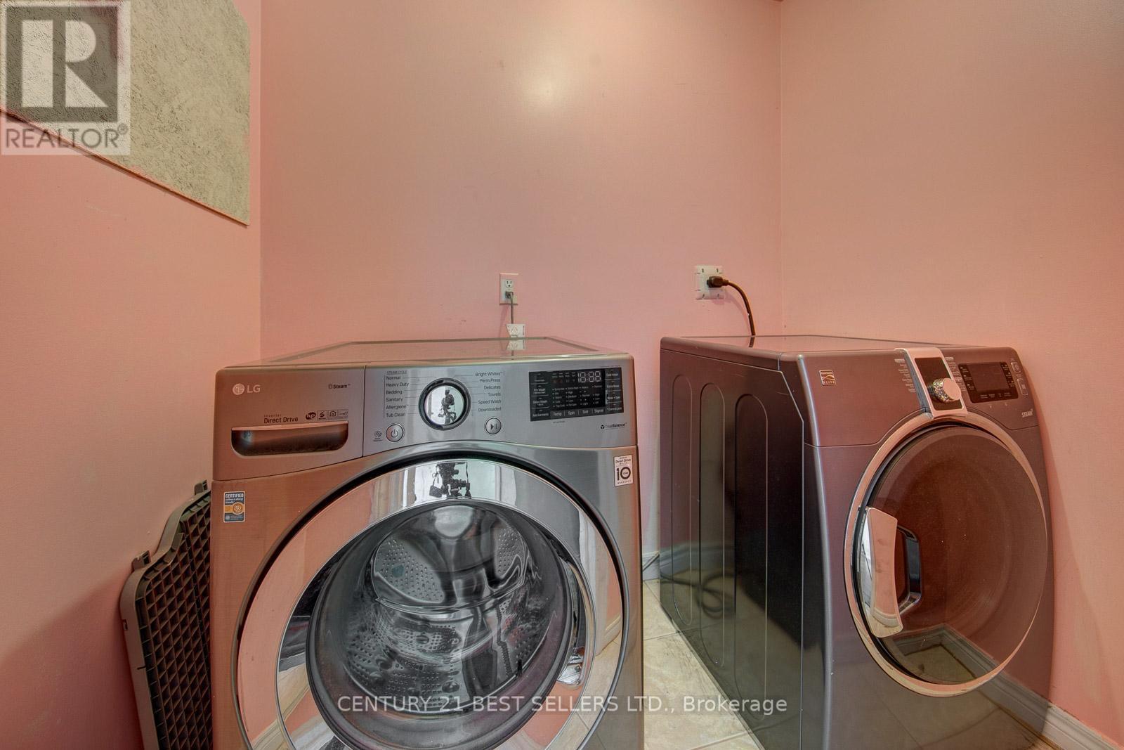 Photo 15 of 189 Warwick Crescent, Newmarket ON