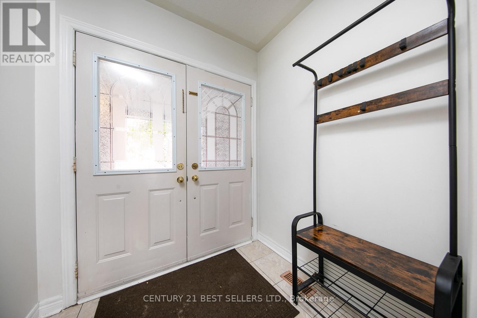 Photo 13 of 189 Warwick Crescent, Newmarket ON