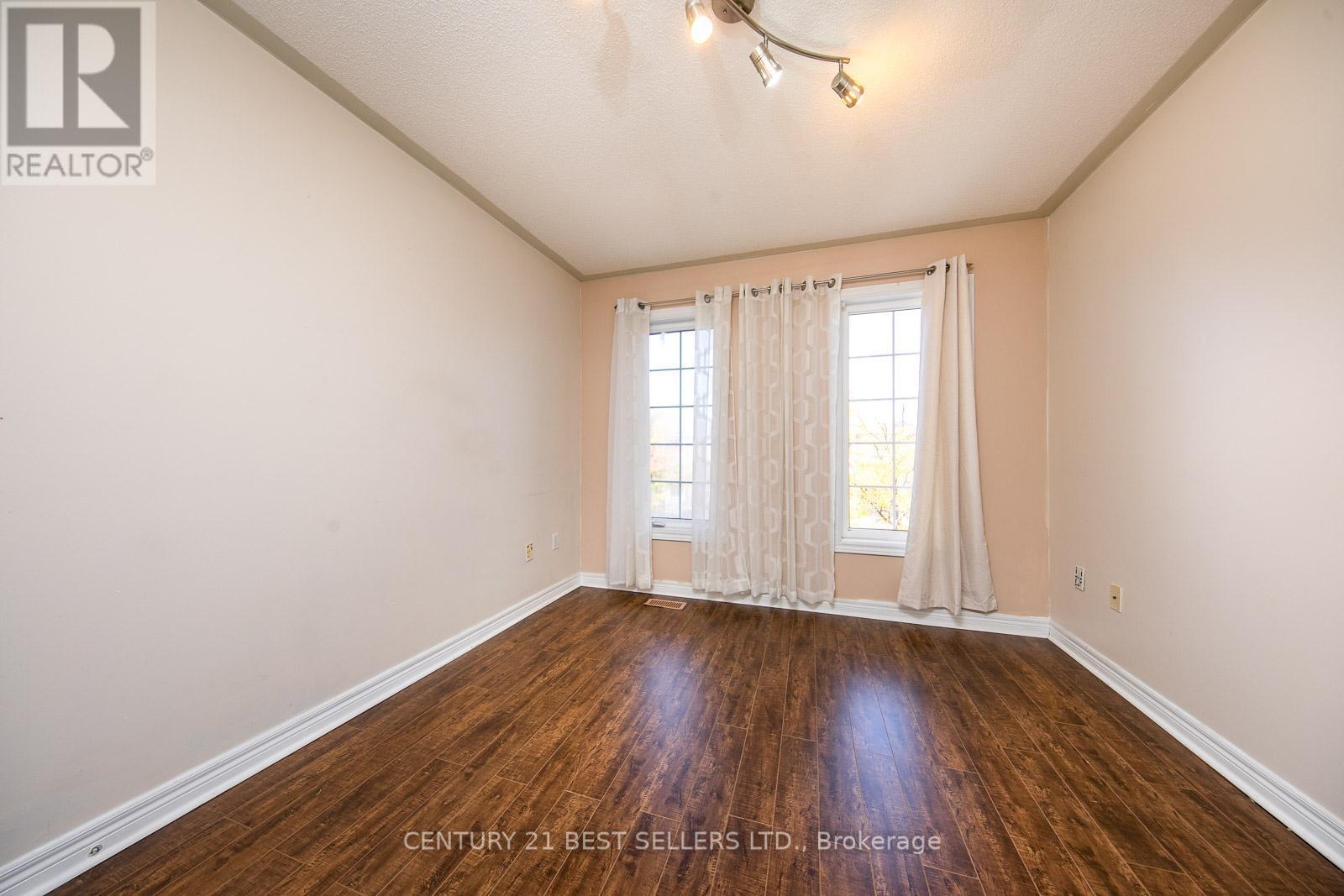 Photo 2 of 189 Warwick Crescent, Newmarket ON
