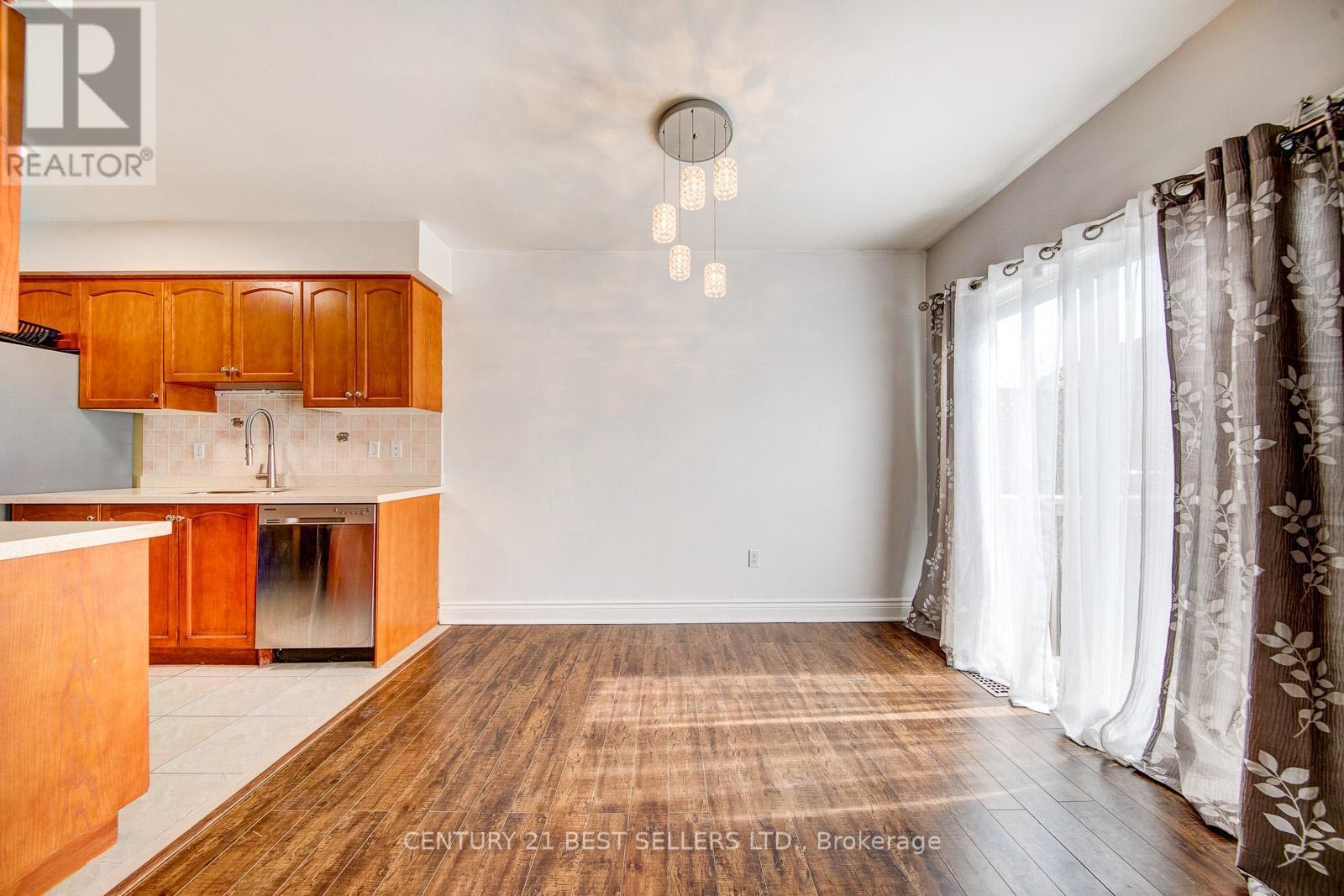 Photo 10 of 189 Warwick Crescent, Newmarket ON