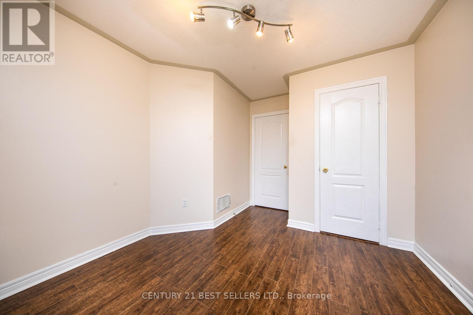 Photo 17 of 189 Warwick Crescent, Newmarket ON