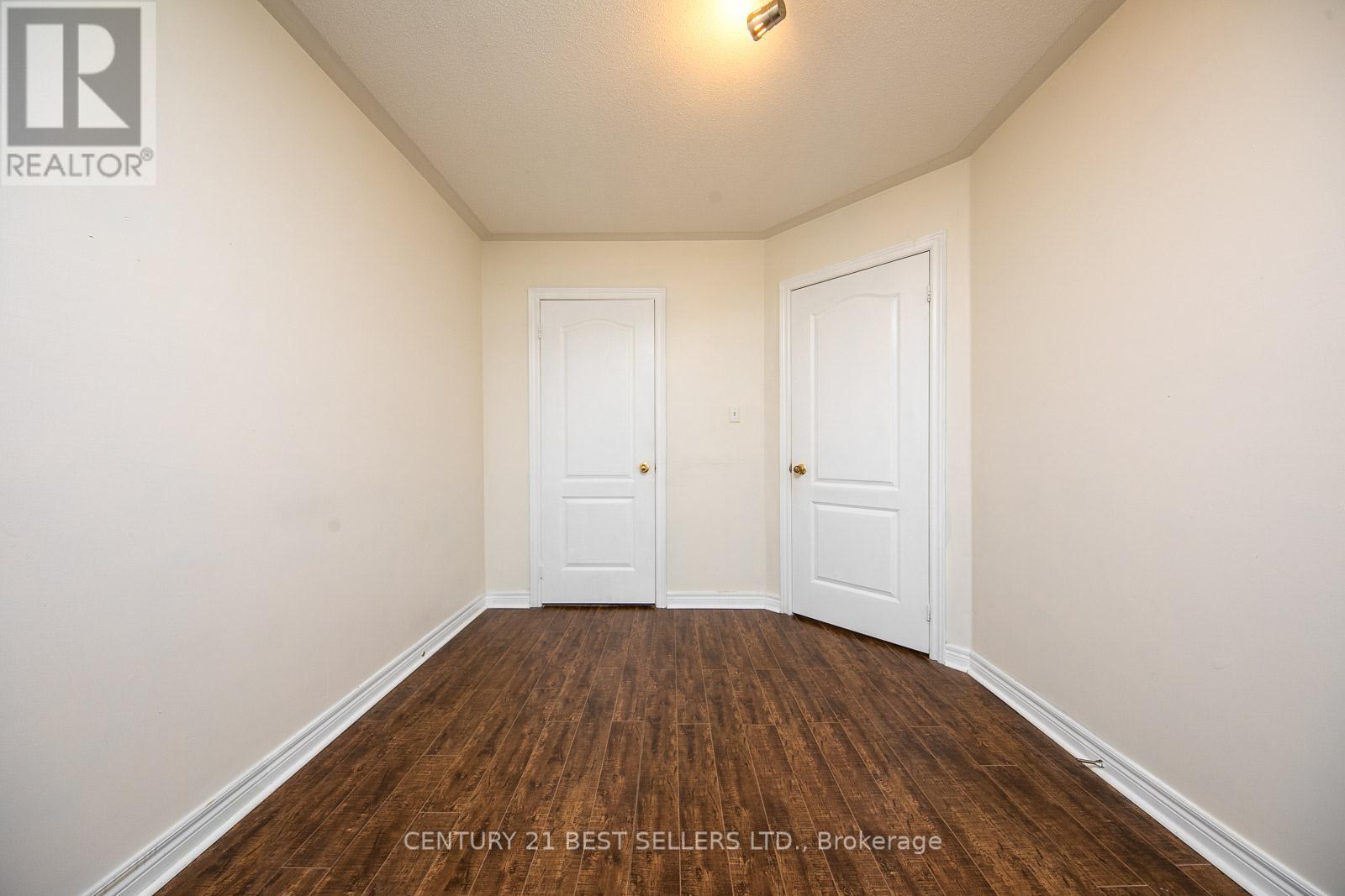 Photo 4 of 189 Warwick Crescent, Newmarket ON