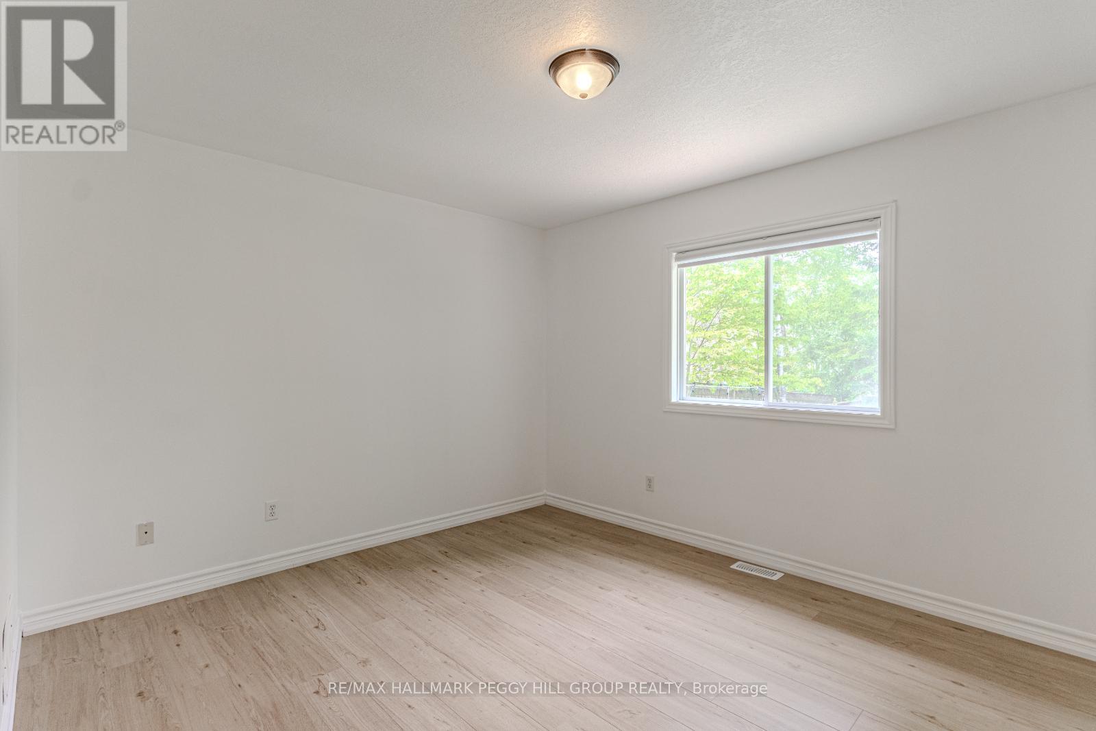 Photo 5 of Upper 32 54th Street S, Wasaga Beach ON
