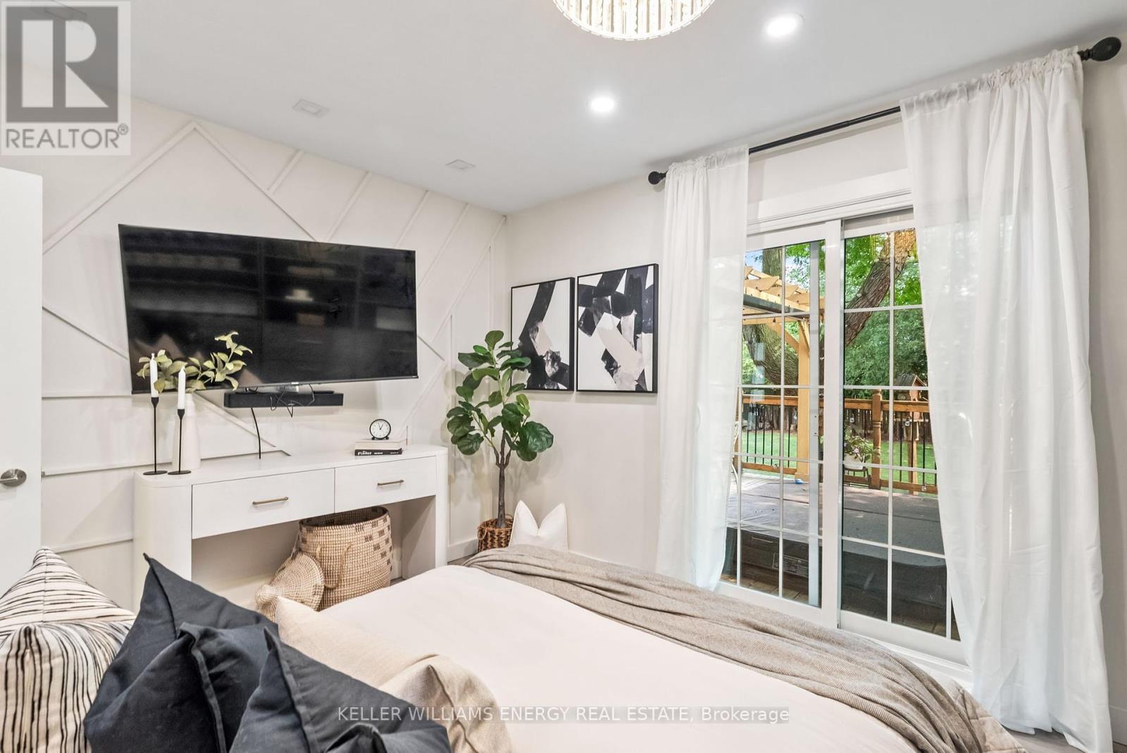 Photo 8 of 28 Admiral Road, Ajax ON