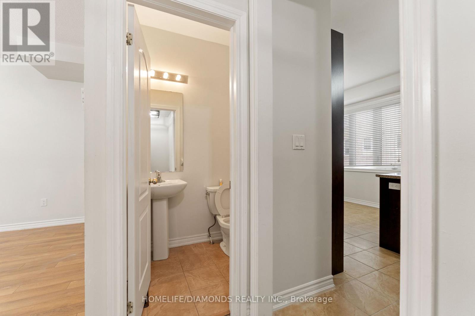 Photo 10 of 43 Sprucewood Road, Brampton ON