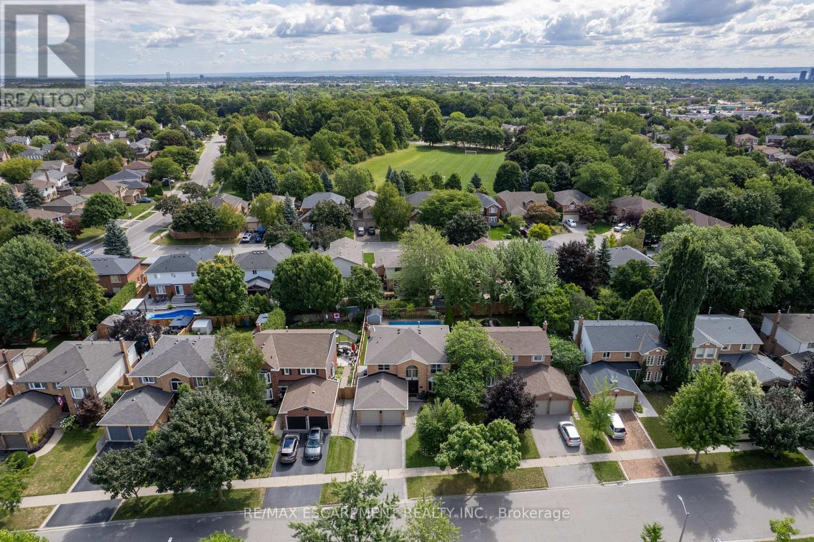Photo 46 of 2130 Winding Way, Burlington ON
