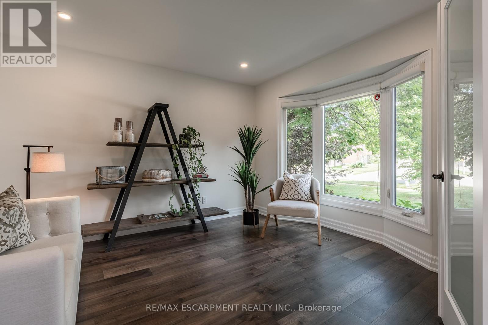 Photo 8 of 2130 Winding Way, Burlington ON