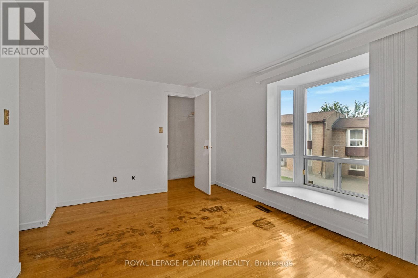 Photo 10 of 48 246 John Garland Boulevard, Toronto ON