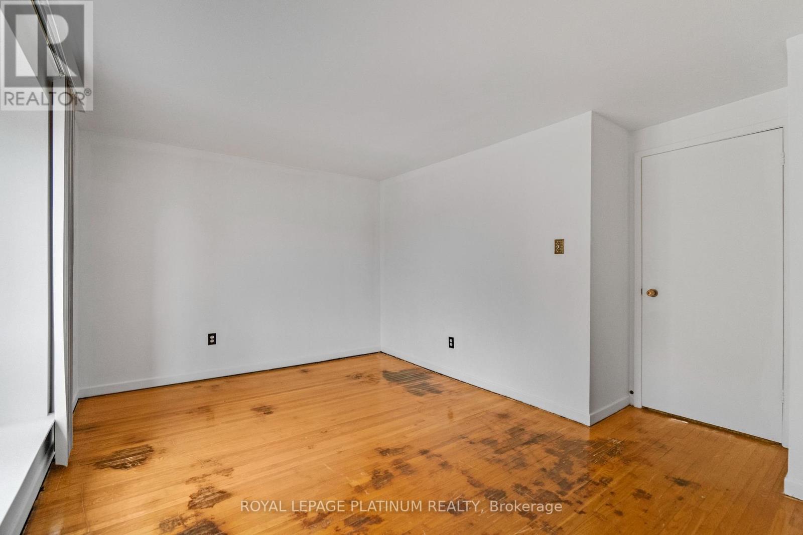 Photo 11 of 48 246 John Garland Boulevard, Toronto ON