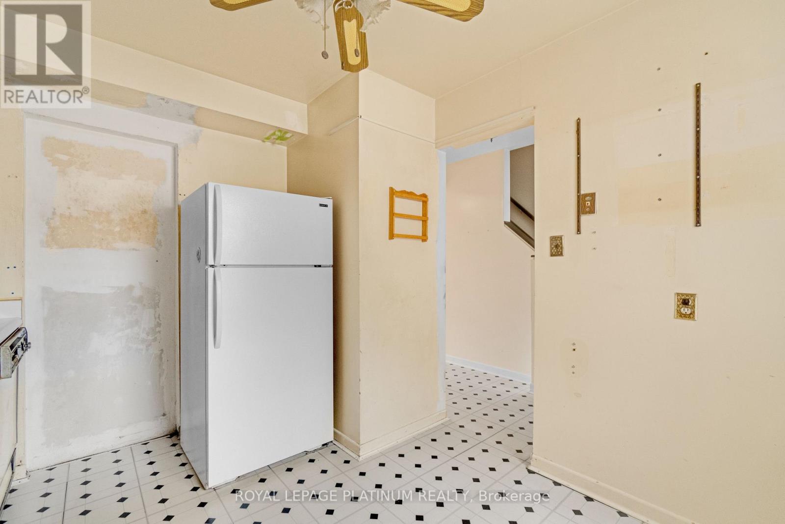 Photo 15 of 48 246 John Garland Boulevard, Toronto ON