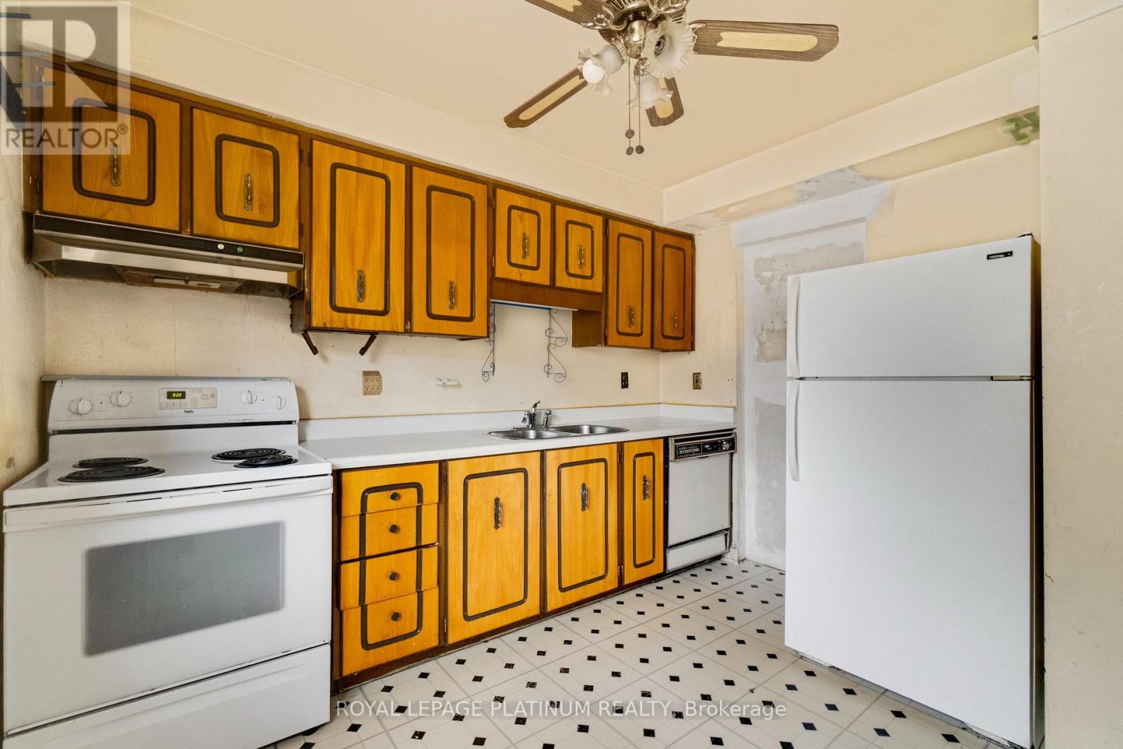 Photo 16 of 48 246 John Garland Boulevard, Toronto ON