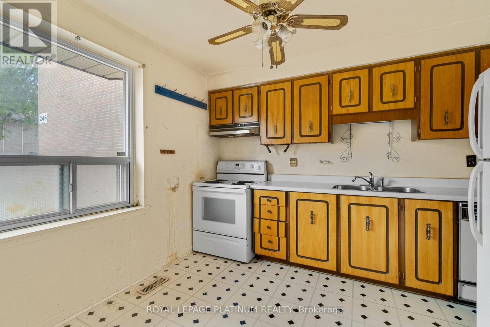 Photo 17 of 48 246 John Garland Boulevard, Toronto ON