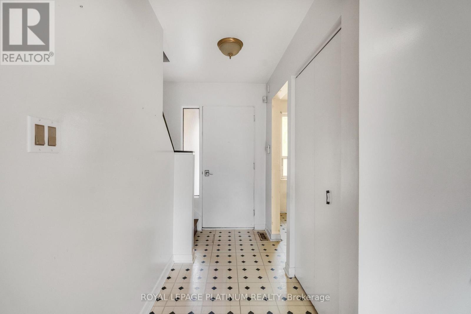Photo 3 of 48 246 John Garland Boulevard, Toronto ON