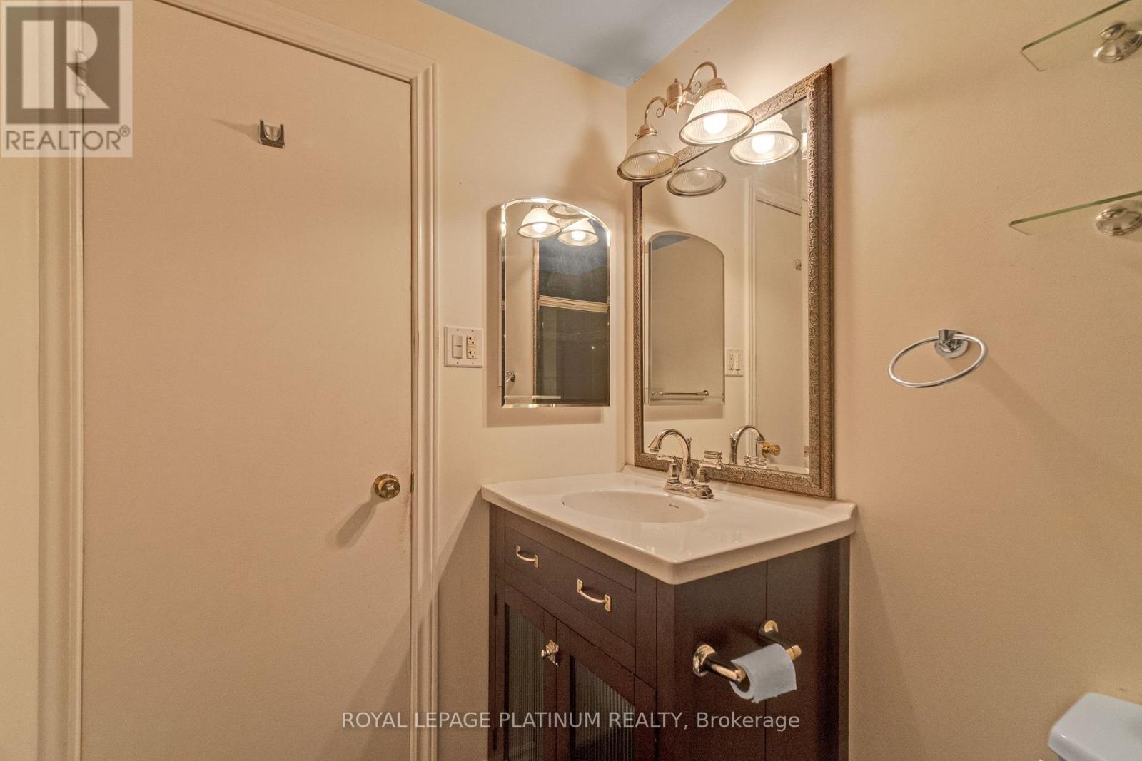 Photo 4 of 48 246 John Garland Boulevard, Toronto ON