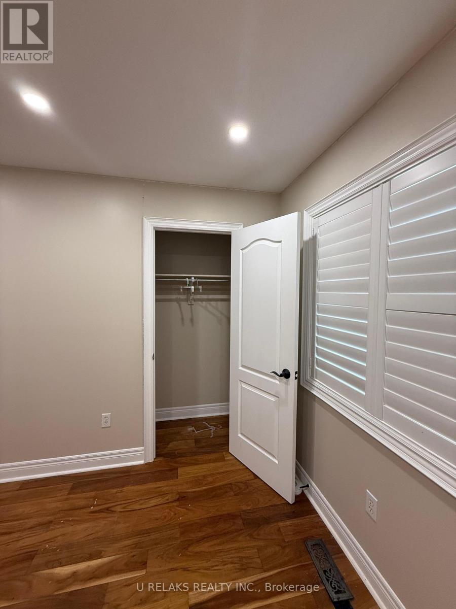 Photo 4 of 3681 Bloomington Crescent, Mississauga ON