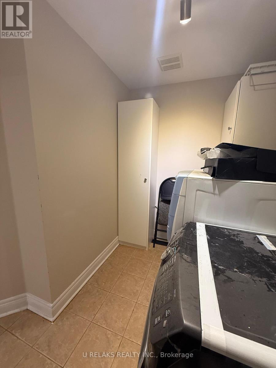 Photo 2 of 3681 Bloomington Crescent, Mississauga ON