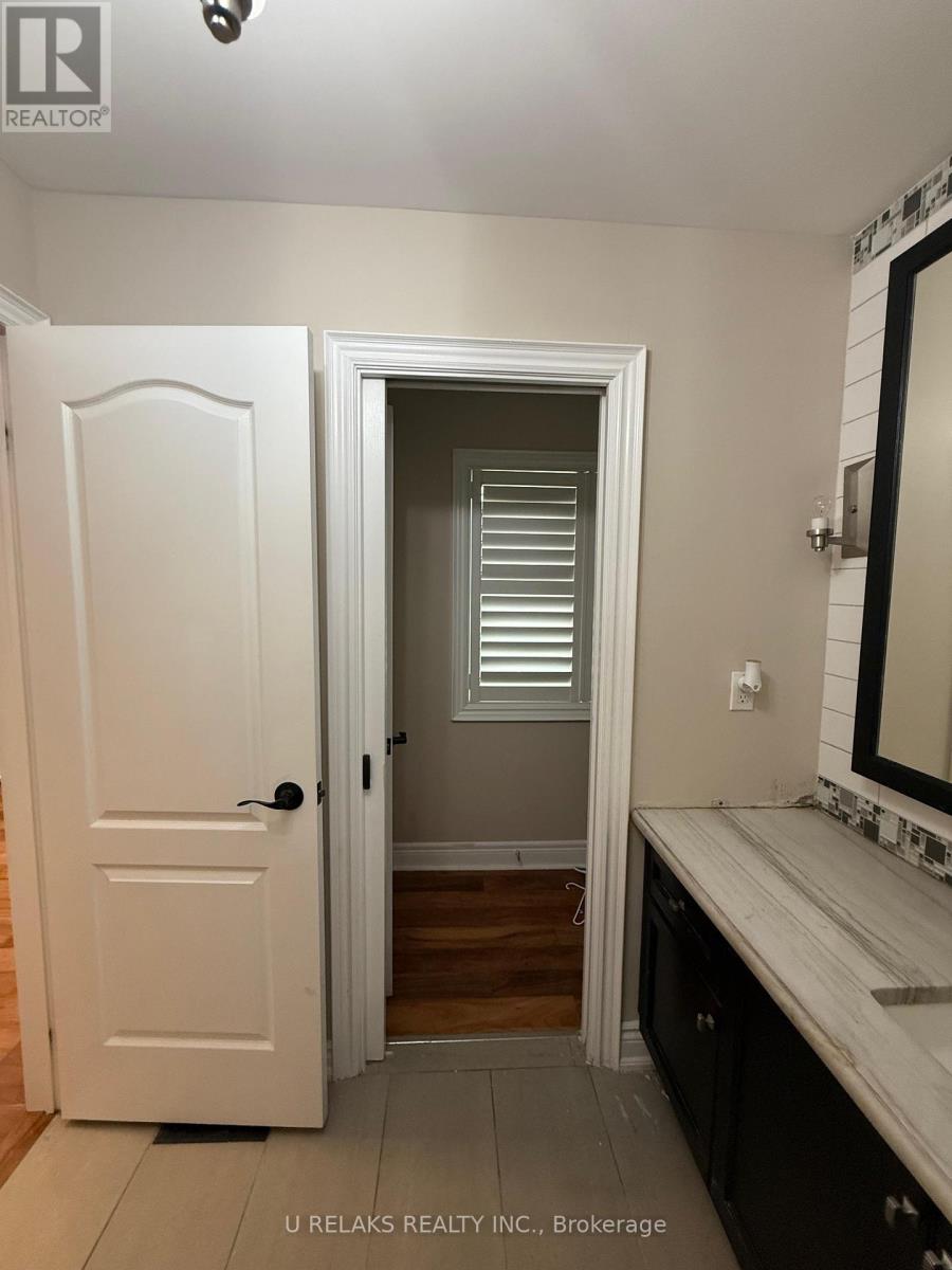 Photo 7 of 3681 Bloomington Crescent, Mississauga ON