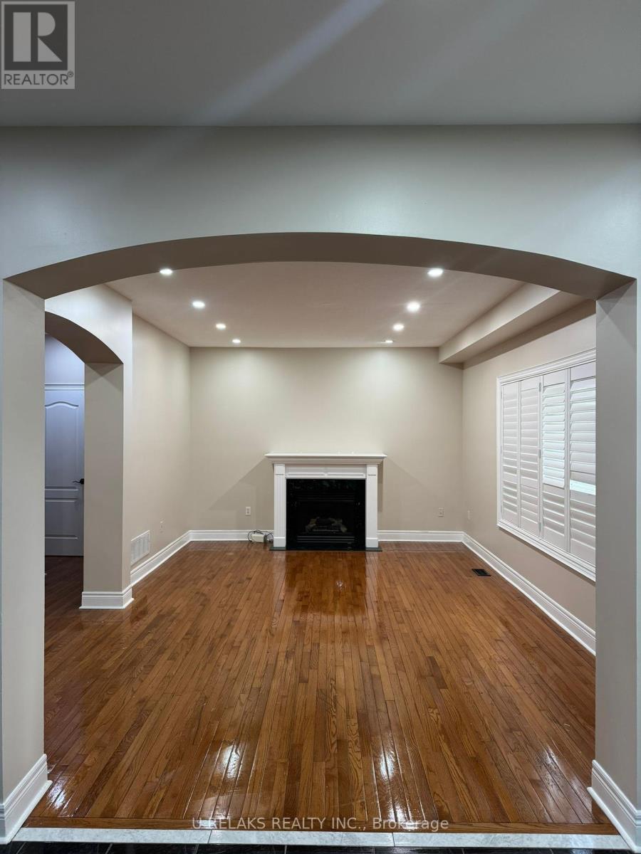 Photo 3 of 3681 Bloomington Crescent, Mississauga ON