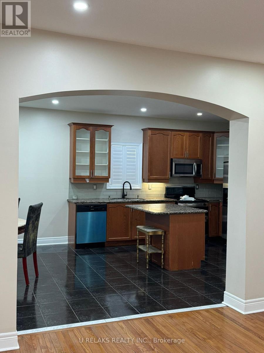 Photo 5 of 3681 Bloomington Crescent, Mississauga ON