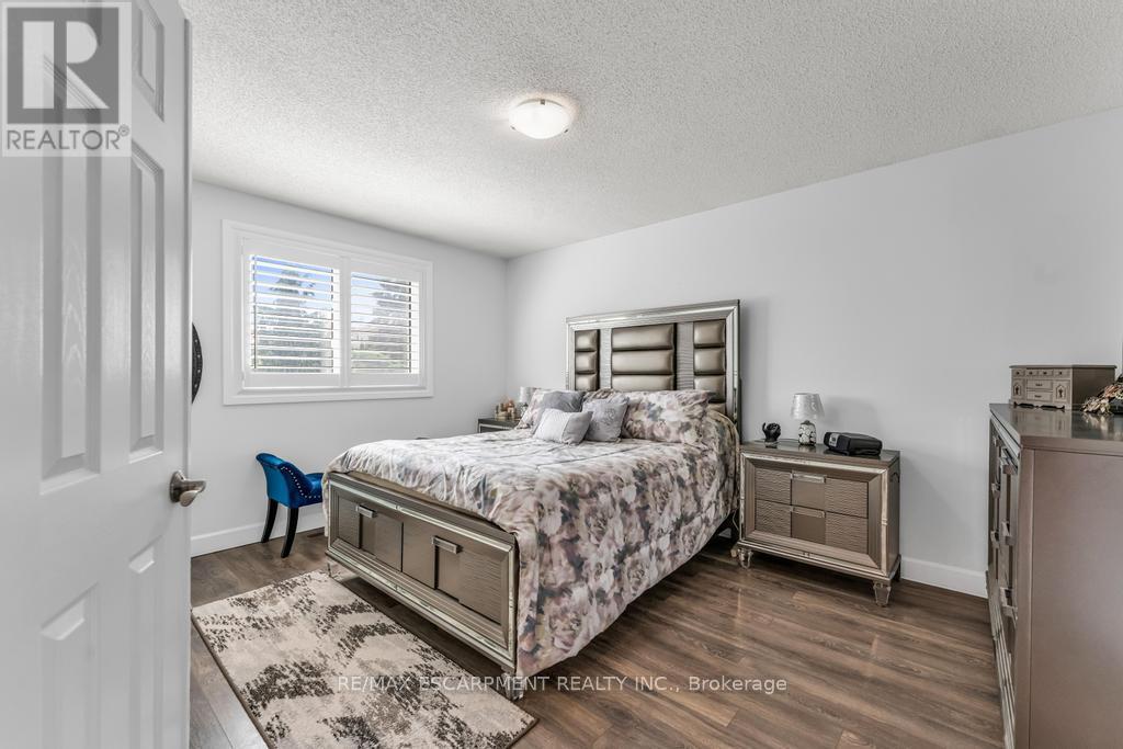 Photo 3 of 650 Acadia Drive, Hamilton ON