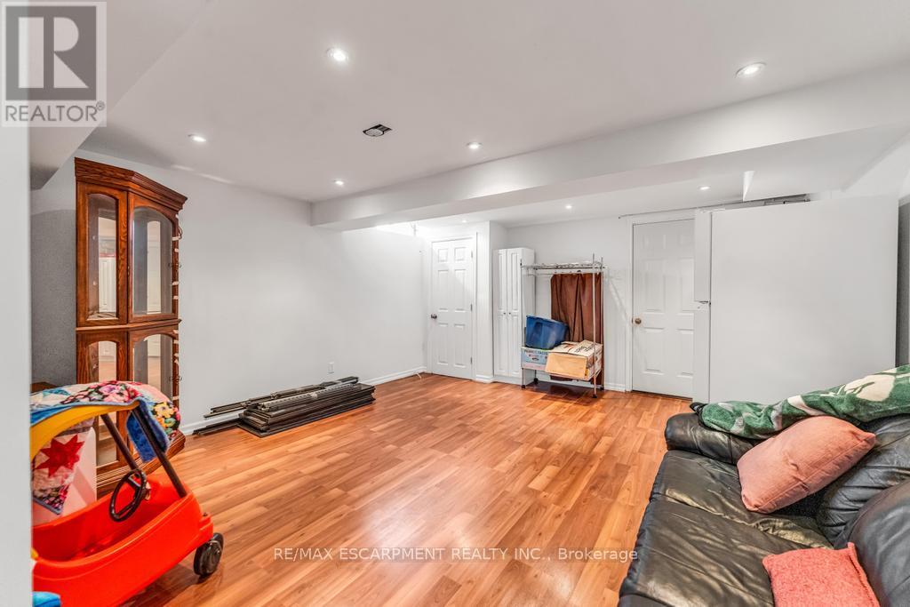 Photo 14 of 650 Acadia Drive, Hamilton ON