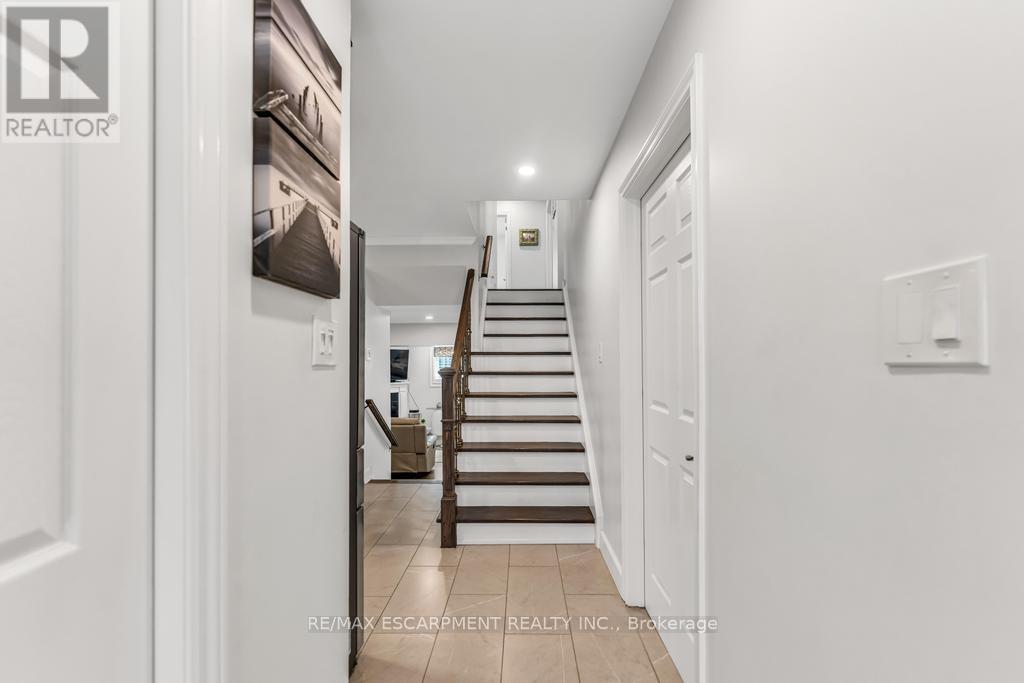 Photo 16 of 650 Acadia Drive, Hamilton ON