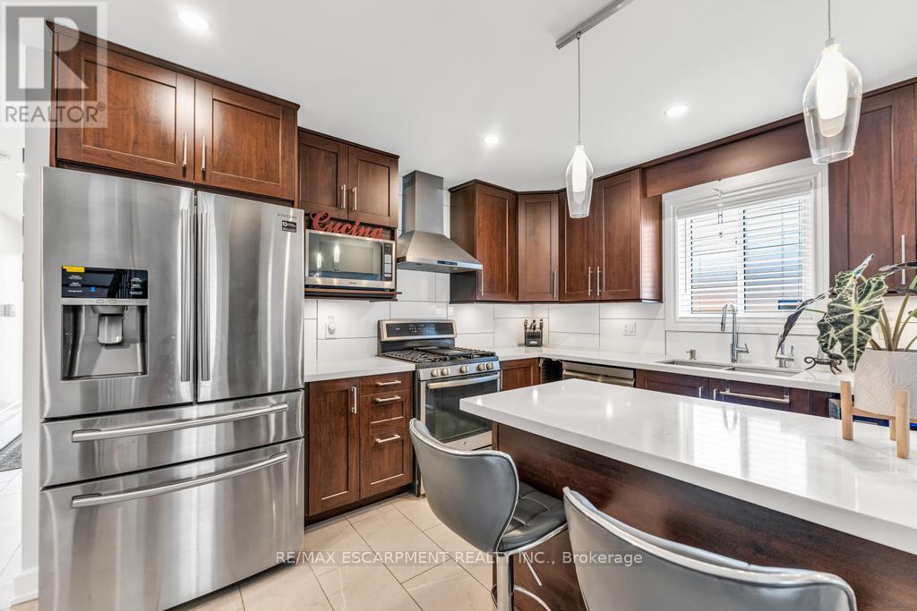 Photo 4 of 650 Acadia Drive, Hamilton ON