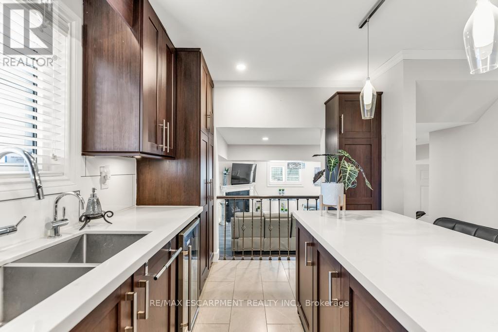 Photo 15 of 650 Acadia Drive, Hamilton ON
