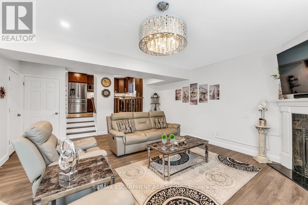 Photo 5 of 650 Acadia Drive, Hamilton ON