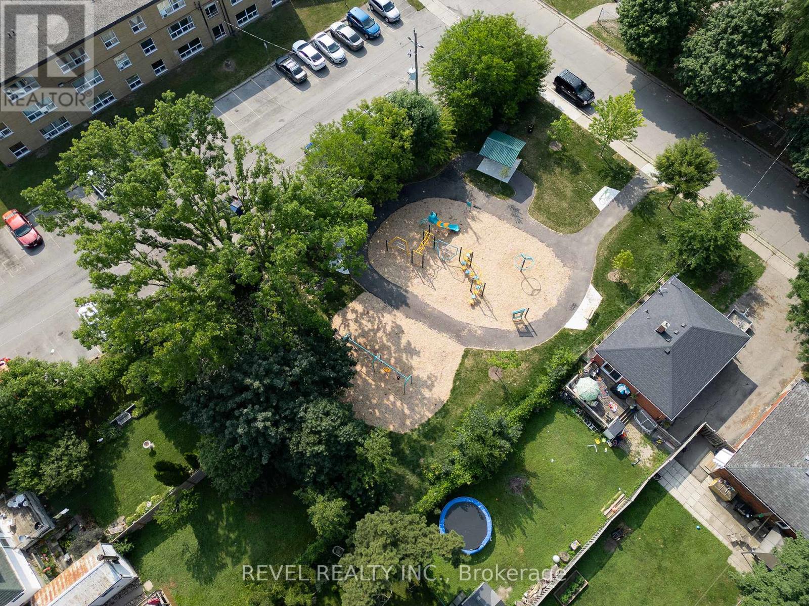 Photo 3 of 165 East Avenue, Brantford ON