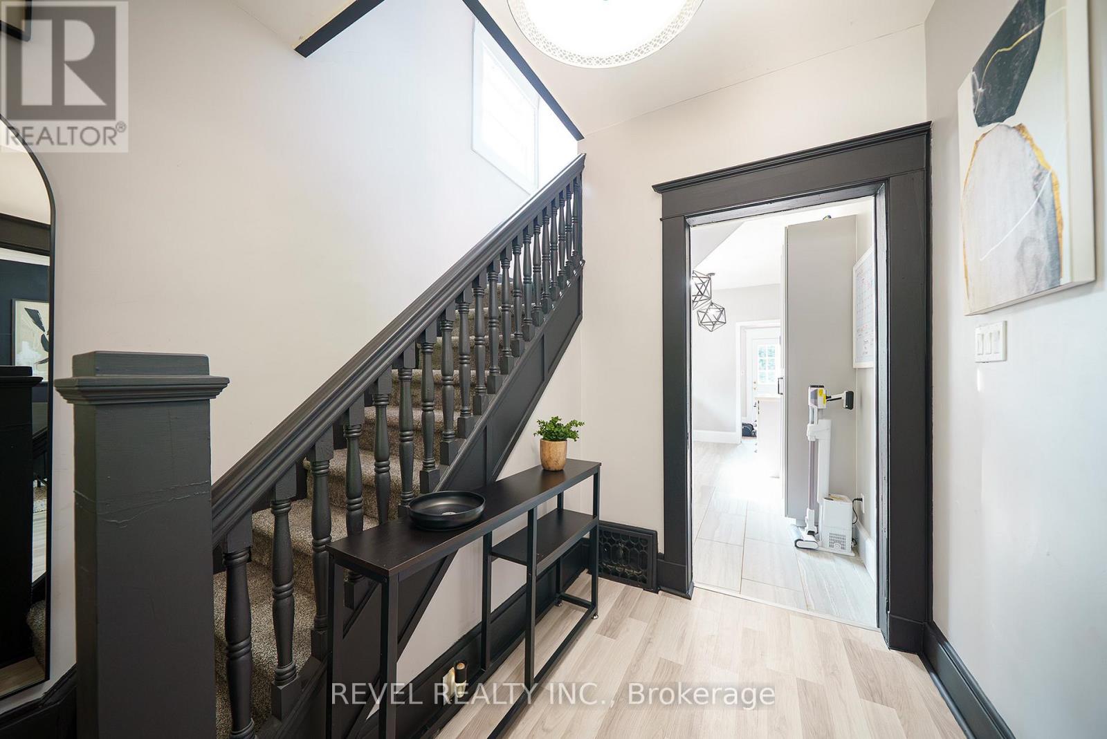 Photo 1 of 165 East Avenue, Brantford ON